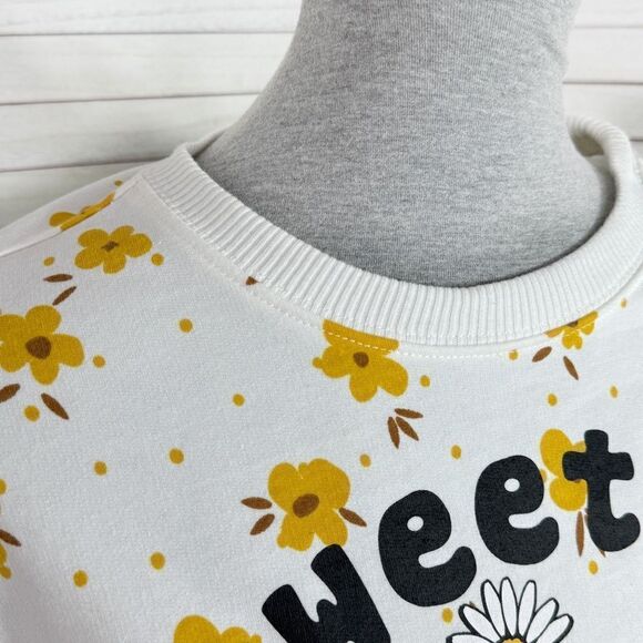 Disney Winnie The Pooh Sweet‎ As Honey Floral Sweatshirt White Yellow Medium - Picture 6 of 13